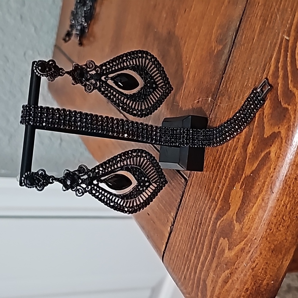 Beautiful Black metal with rinestones Pierced Matching Rinestone Bracelet.